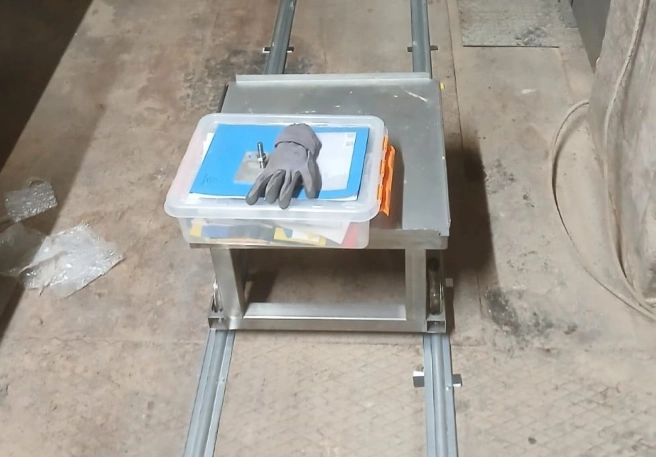 Maatwerk bakken en karren op railsysteem